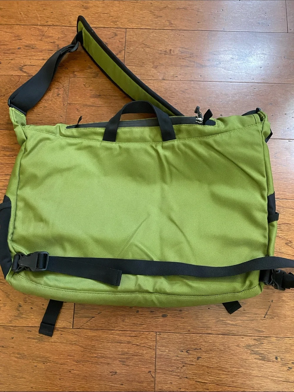 Patagonia messenger bag-green